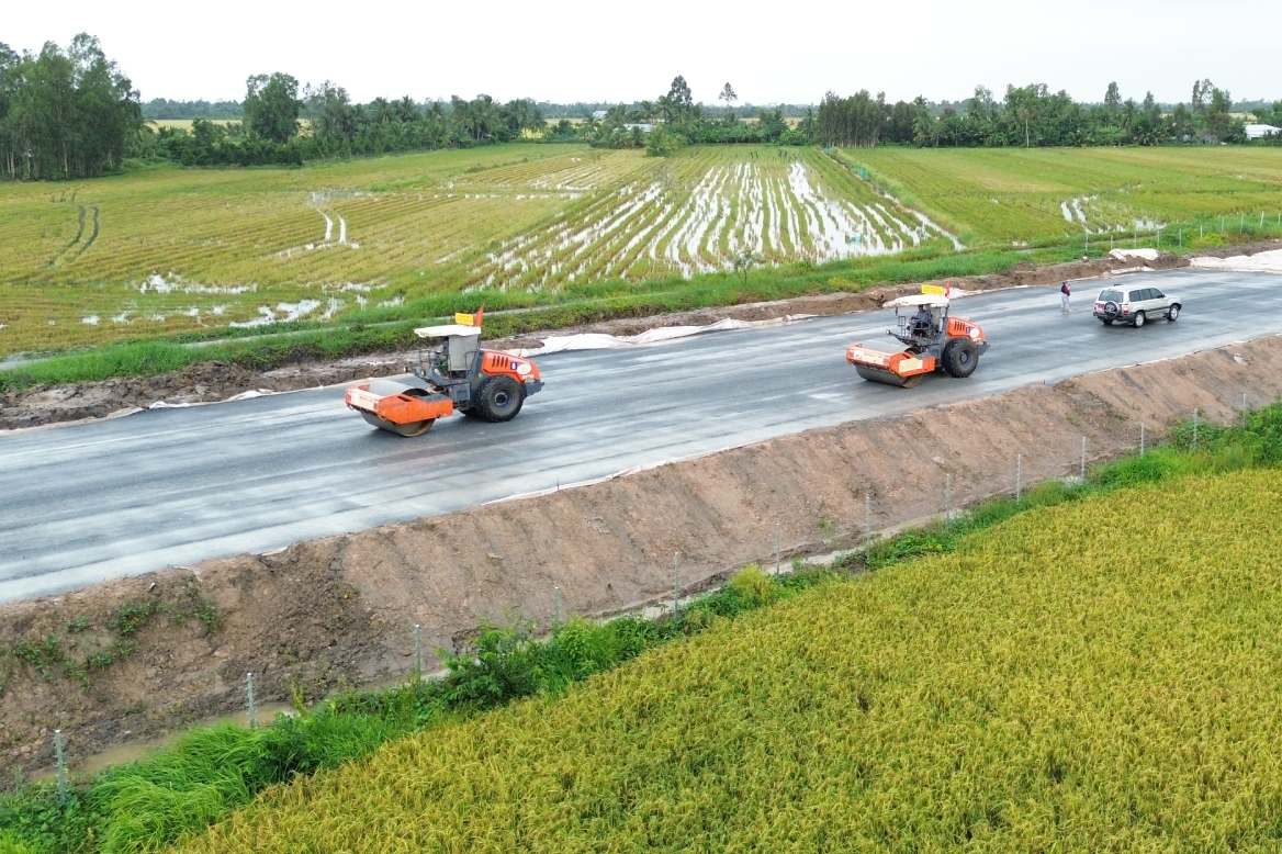 Thoi diem nay, cao toc Can Tho - Ca Mau thuoc du an duong bo cao toc Bac - Nam dang trong giai doan nuoc rut. Mac thoi tiet nang, mua that thuong nhung nhung cong nhan, ky su van bam cong truong de dam bao tien do hoan thanh du an vao cuoi nam 2025.