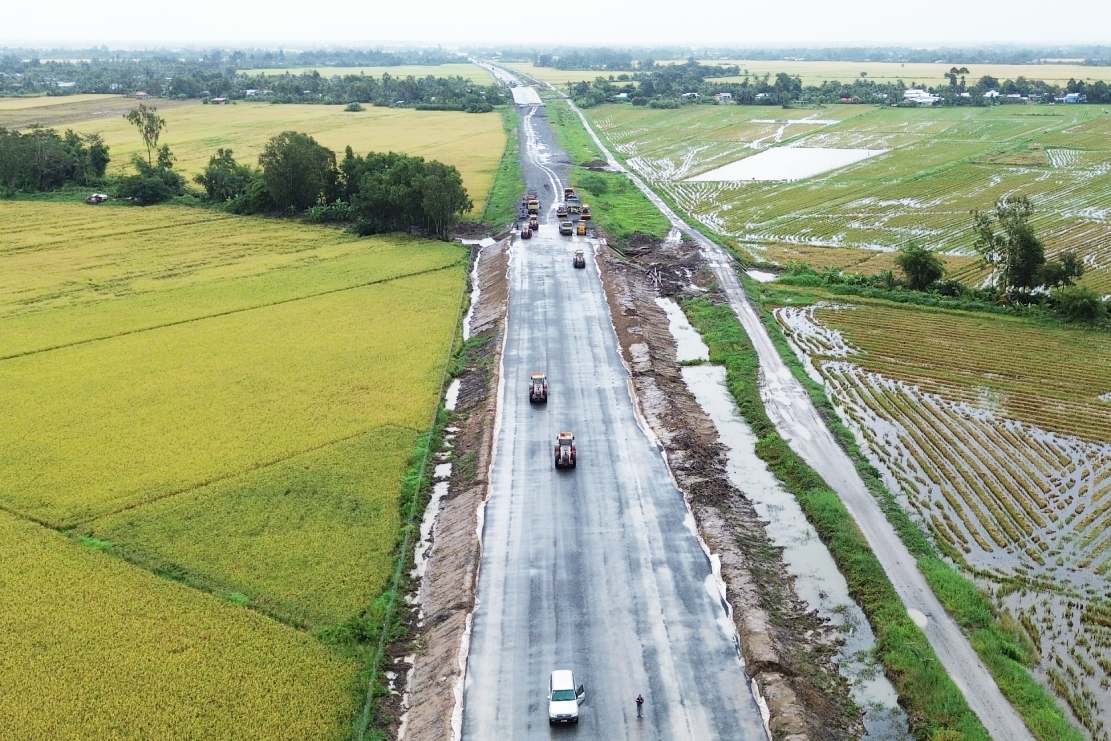 Theo Ban QLDA My Thuan (chu dau tu), tinh den 11.7.2025, san luong thi cong dat 69/74% ke hoach. Hien tai, tren cong truong, cac nha thau dang bo tri 200 mui thi cong, 955 may moc thiet bi va 2.125 nhan su de trien khai thi cong dong loat.