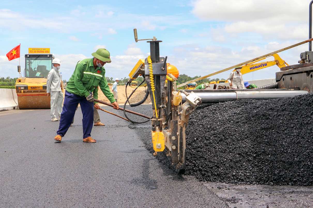 Ghi nhan nhung ngay nang, nhieu ky su, cong nhan miet mai tham nhua. Va giai doan tham nhua phai lam lien tuc, neu dung may di an com roi khoi dong lai se mat nhieu thoi gian, nen thuong chia top, an xong doi cho nhau.