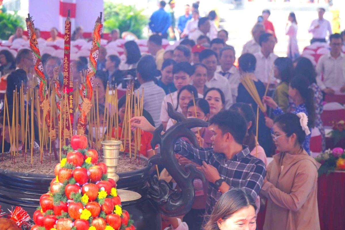 Dong dao dai bieu, nguoi dan dang huong tuong nho cac anh hung liet si, dong bao yeu nuoc da hi sinh tai Con Dao. Anh: Hoang Ngoc