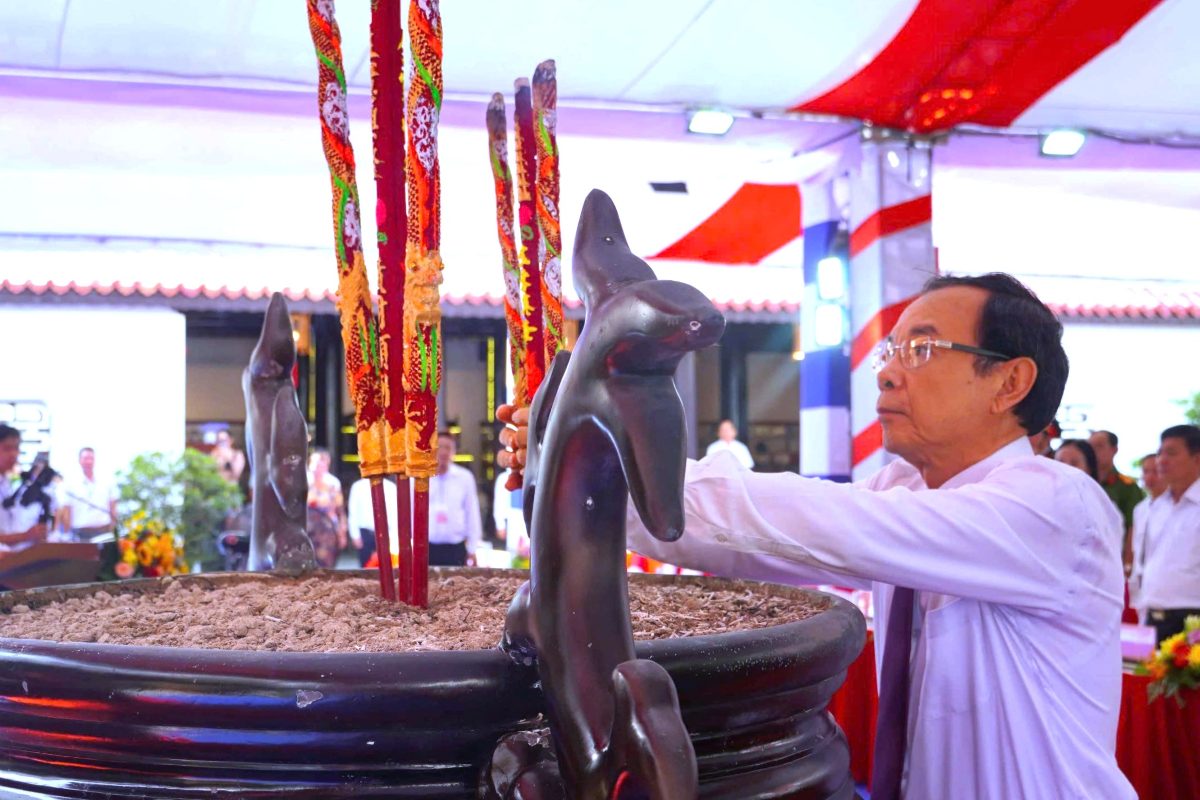 Mr. Nguyen Van Nen - Politburo member, Secretary of the Ho Chi Minh City Party Committee - offered incense at the death anniversary. Photo: Hoang Ngoc