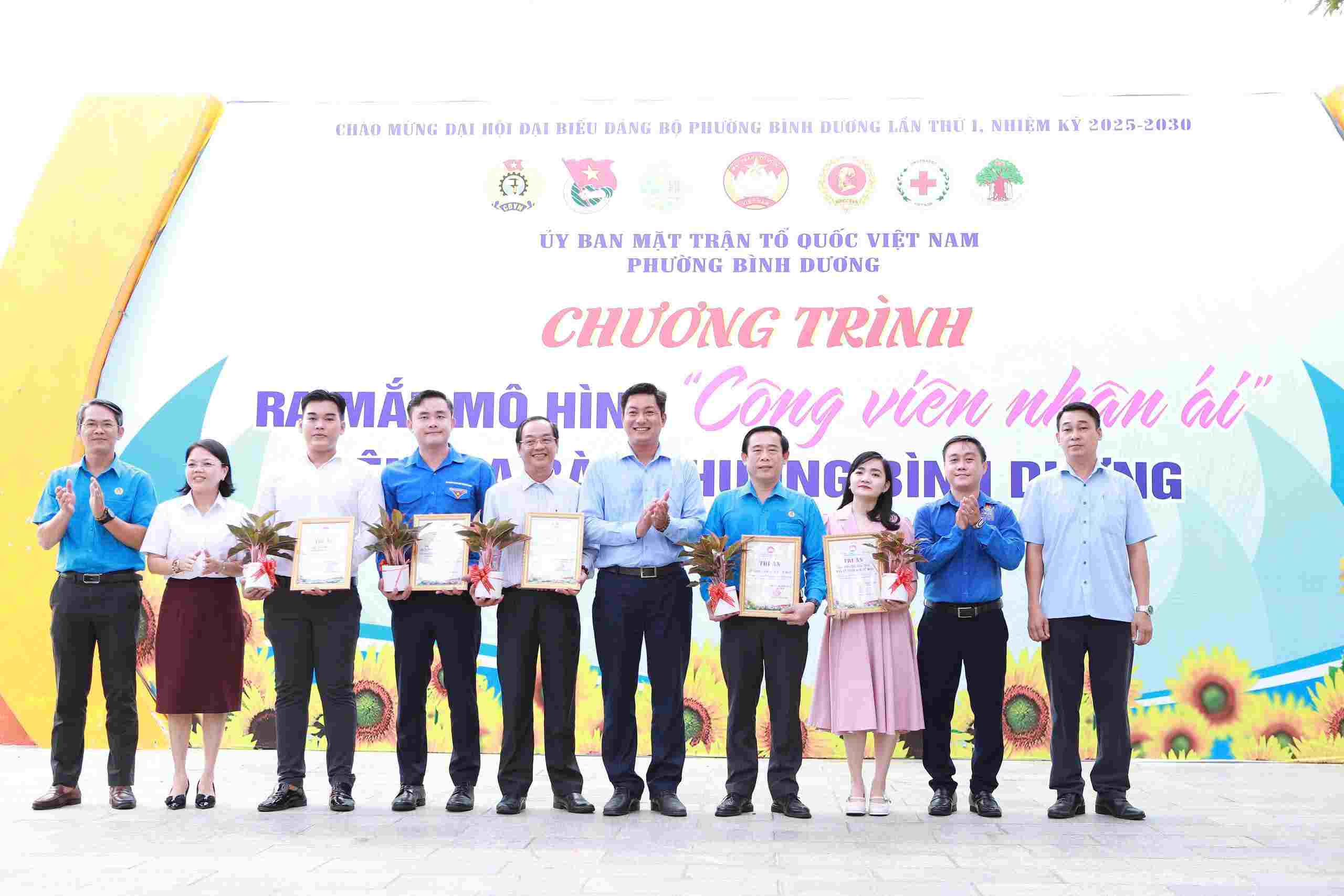 Ban to chuc tri an cac don vi dong hanh. Anh