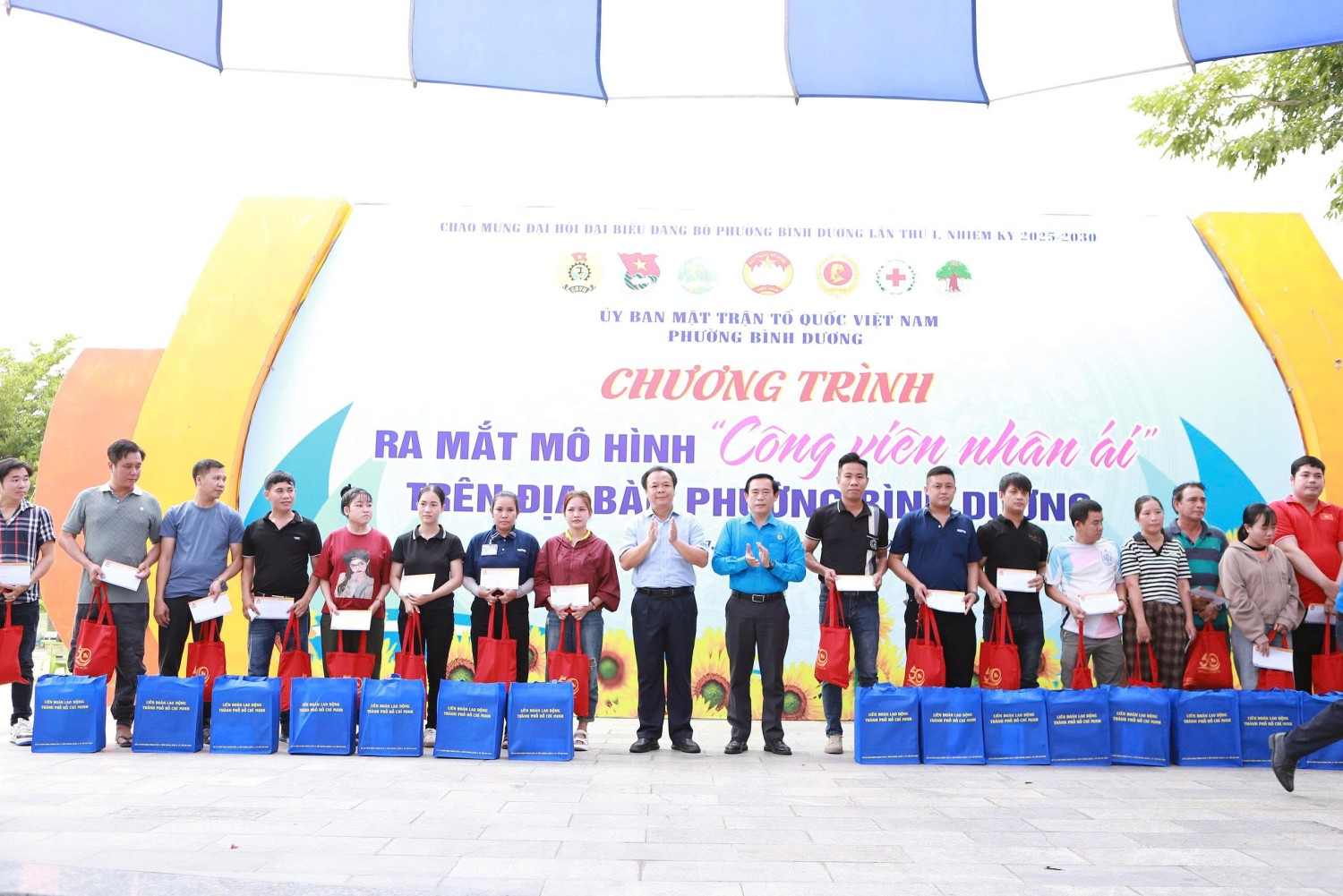 Ban to chuc trao qua cho nhung cong nhan lao dong kho khan. Anh: Cong nhan TPHCM xuc dong khi con em duoc nhan hoc bong Nguyen Duc Canh