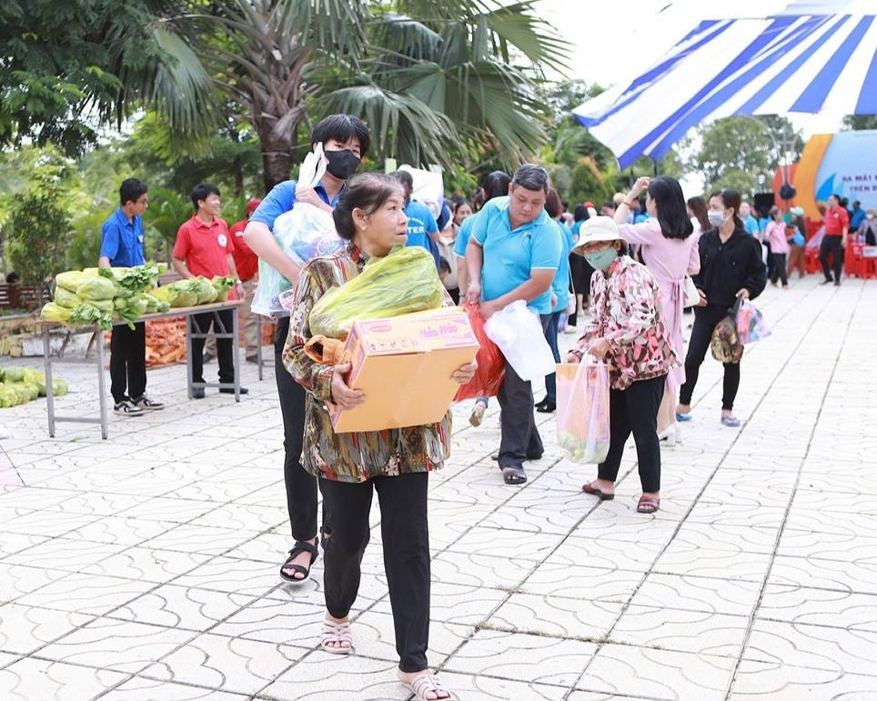 Binh Duong Ward lanzo el modelo "Park Park" para apoyar a las personas dificiles. Foto: Vietnam Fatherland Front Comite de Binh Duong Ward