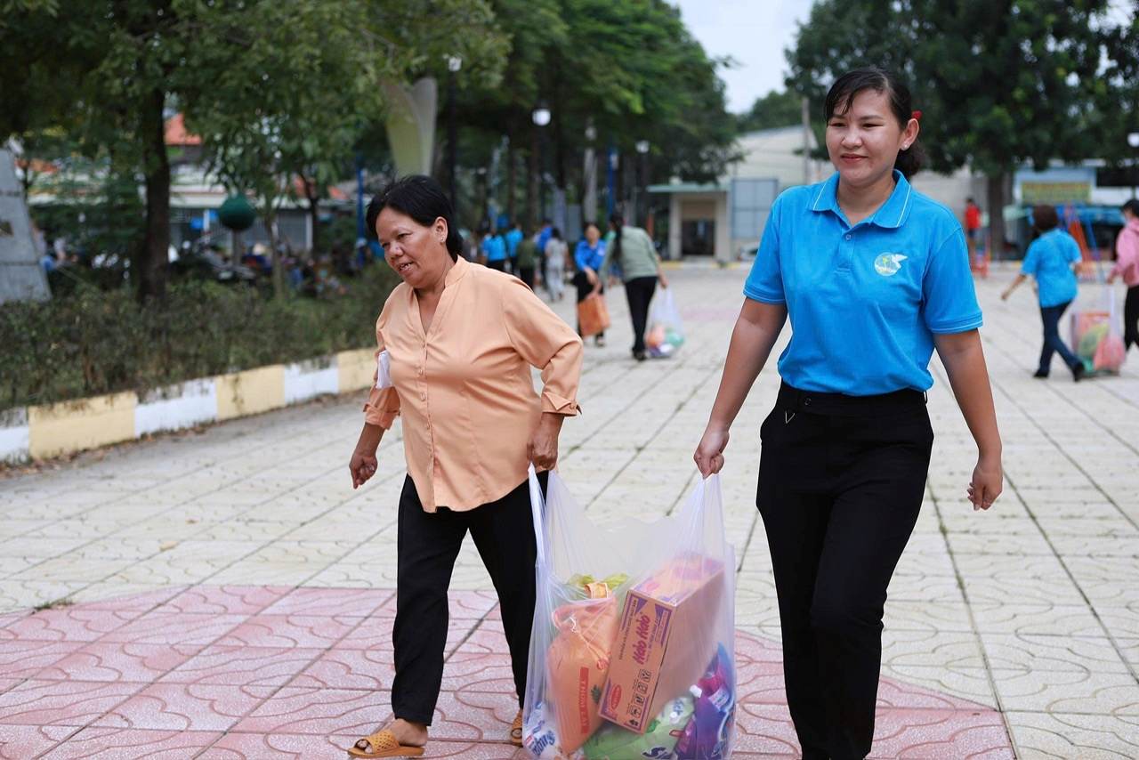 Nguoi dan kho khan phan khoi khi duoc nhan ho tro. Anh: Uy ban MTTQ Viet Nam phuong Binh Duong cung cap