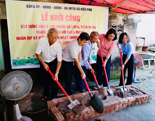 Lancement de la construction de logements pour les personnes meritantes dans le village de Lien Tri - Dong Son. Photo : Thu Hang
