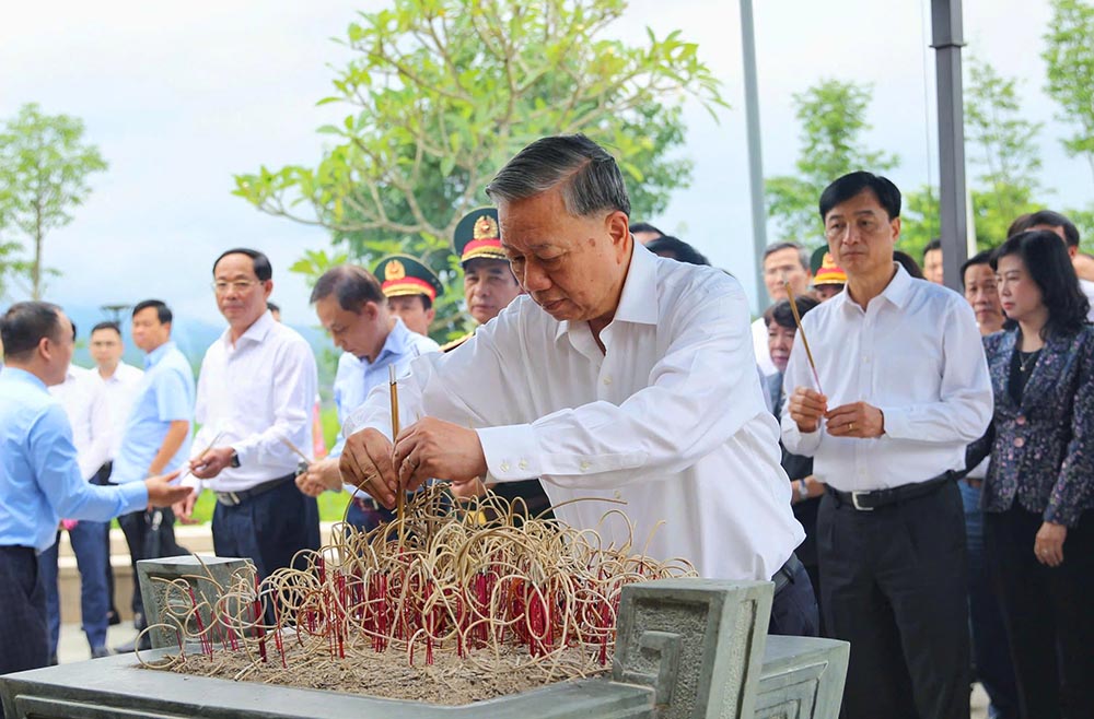 ラムの書記長は、ディエン・ビエンの英雄的なmar教者に感謝するために香を燃やしました。写真：タンビン