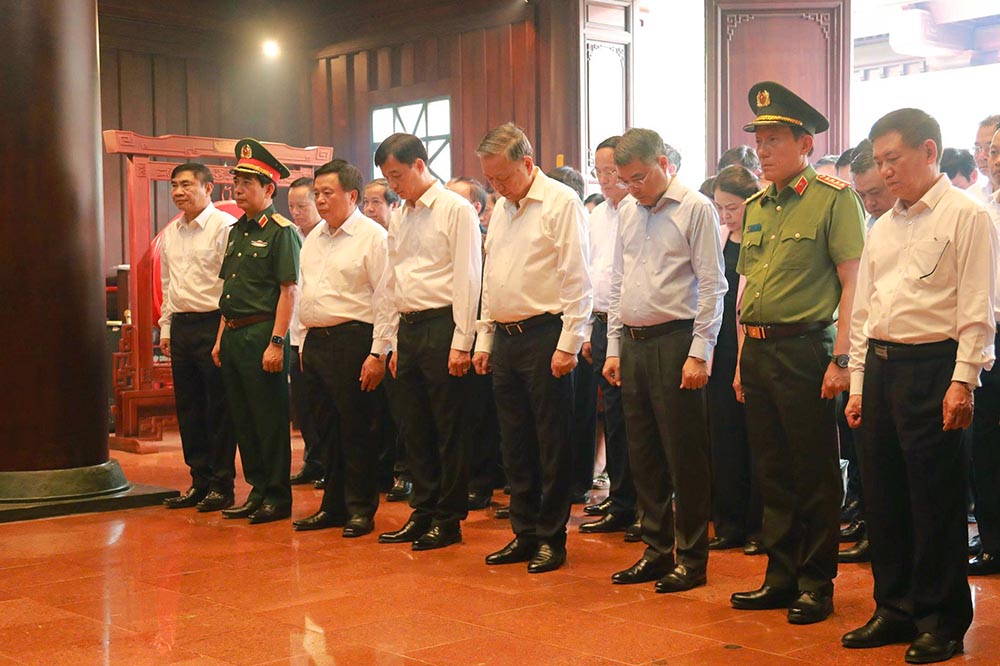 Tong Bi thu To Lam va doan cong tac danh mot phut tuong niem cac Anh hung liet si tai Chien truong Dien Bien Phu. Anh: Thanh Binh