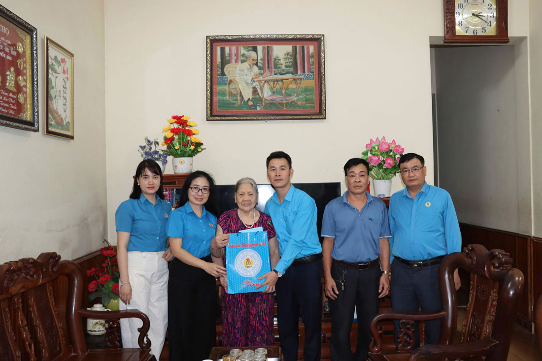 Doan cong tac cua LDLD tinh Lao Cai tham hoi va tang qua gia dinh anh Truong Phuc Hung (con liet sy). Anh: Bao Nguyen