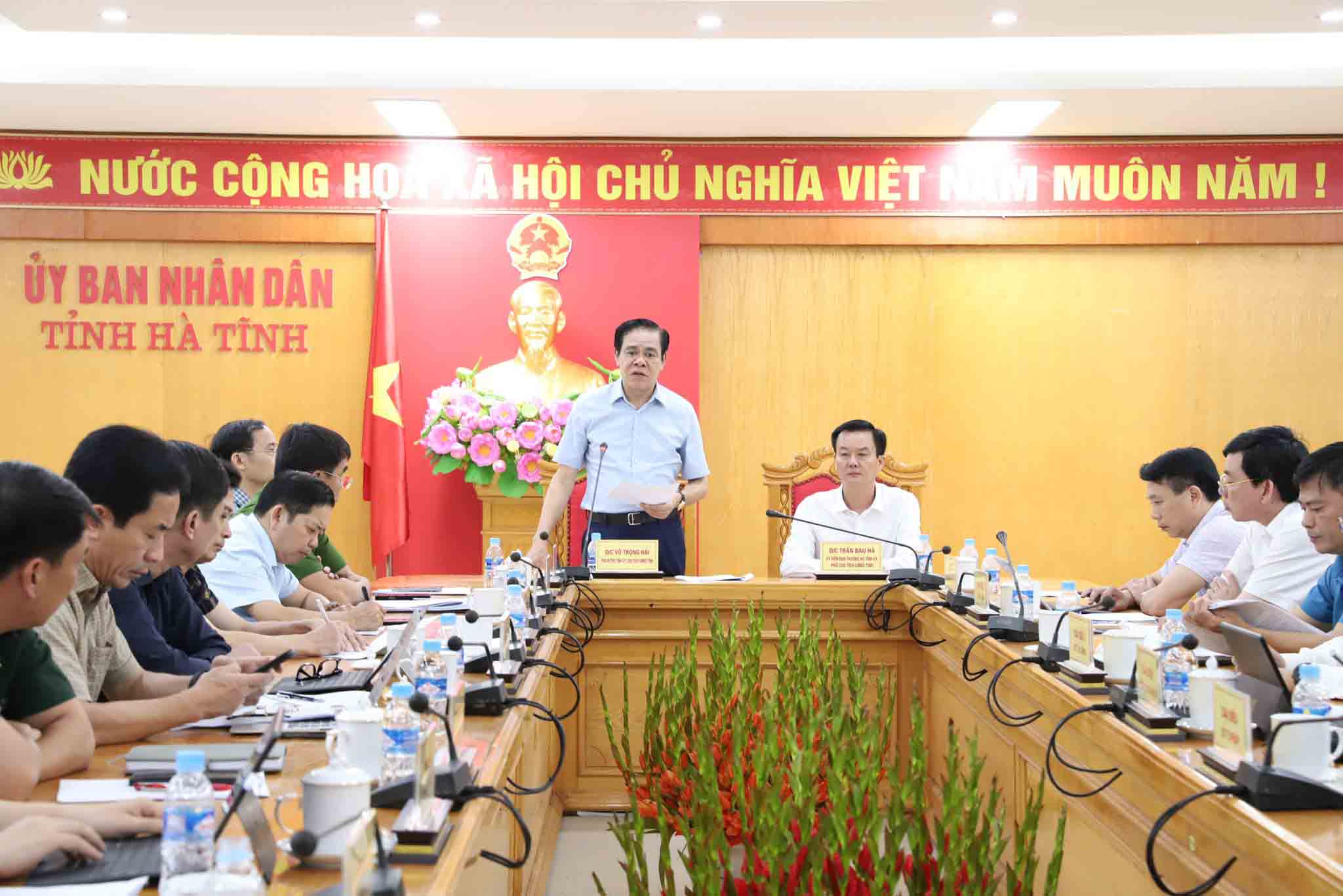 The Chairman of the People's Committee of Ha Tinh province directed the implementation of solutions to limit traffic accidents after the passenger bus overturned, killing 10 people. Photo: Ha Tinh Police.