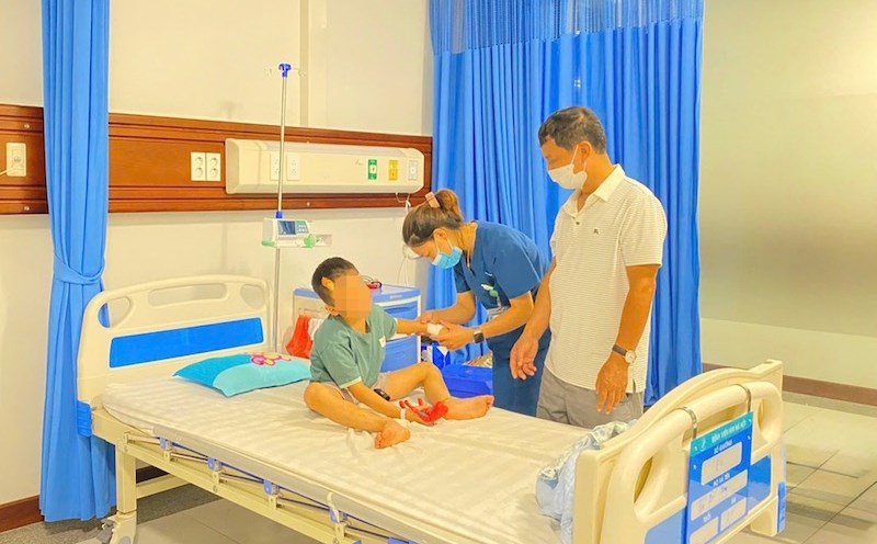 The seriously injured child in the series of accidents is being cared for and treated at Hanoi Children's Hospital. Photo: BVCC