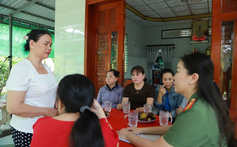 The unit under the People's Public Security Trade Union presented gifts to workers in difficulty. Photo: Quynh Chi