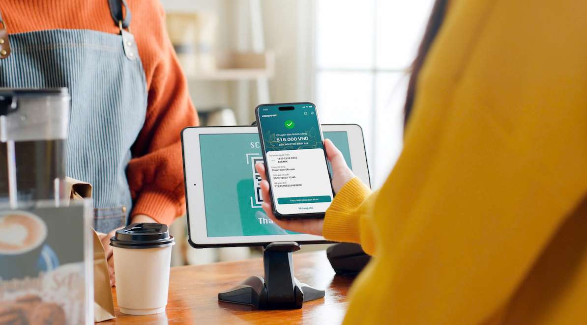 Trai nghiem giao dich chuyen tien nhanh chong tren ung dung ABBANK nho cong nghe hien dai, giao dien duoc thiet ke don gian, truc quan. Anh: ABBANK
