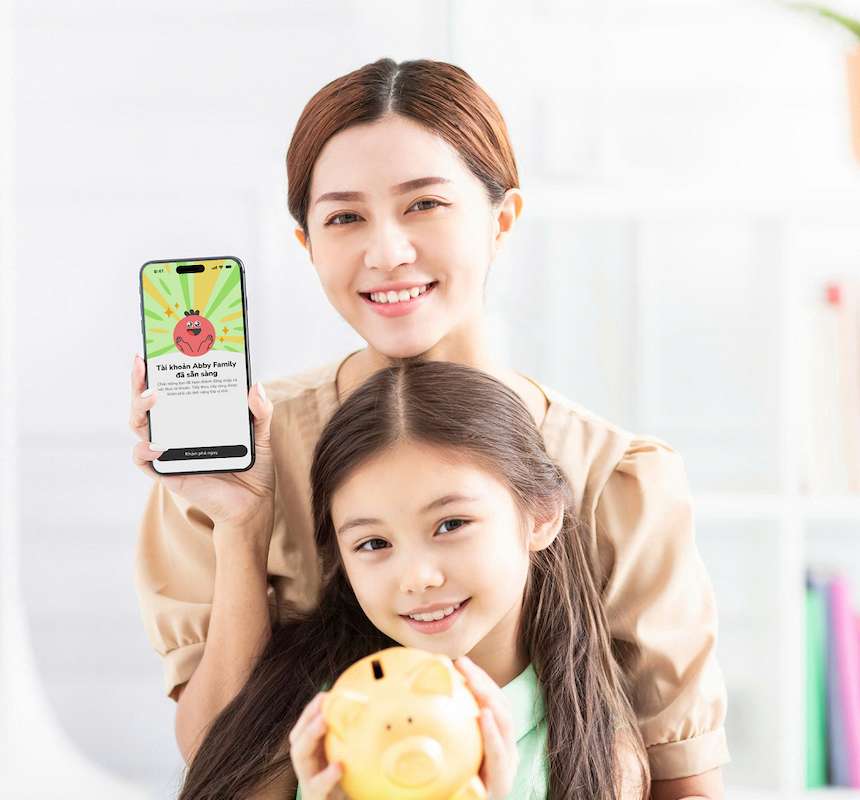 Cac bac cha me co the mo tai khoan online va dong hanh cung con cai trong viec ren luyen ky nang tu quan ly chi tieu voi giai phap ABBY Family duoc tich hop tren ung dung ABBANK. Anh: ABBANK
