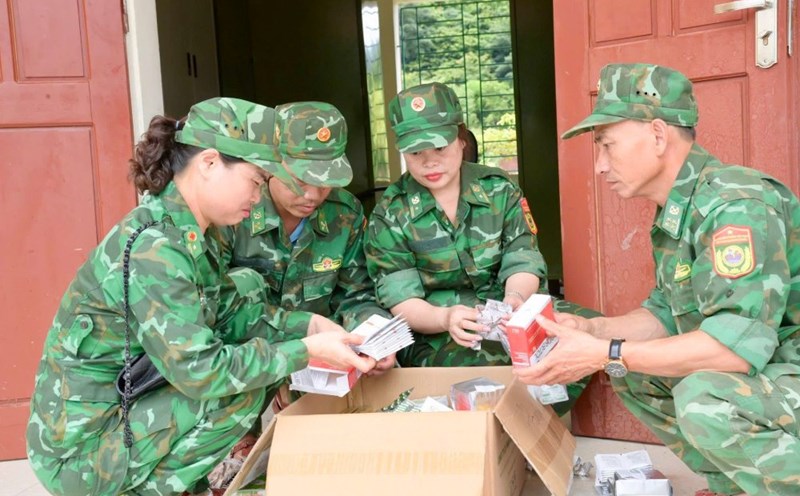 Nghe An Border Guard Medical Forces check the medicine to distribute in My Ly commune. Photo: Border Guard