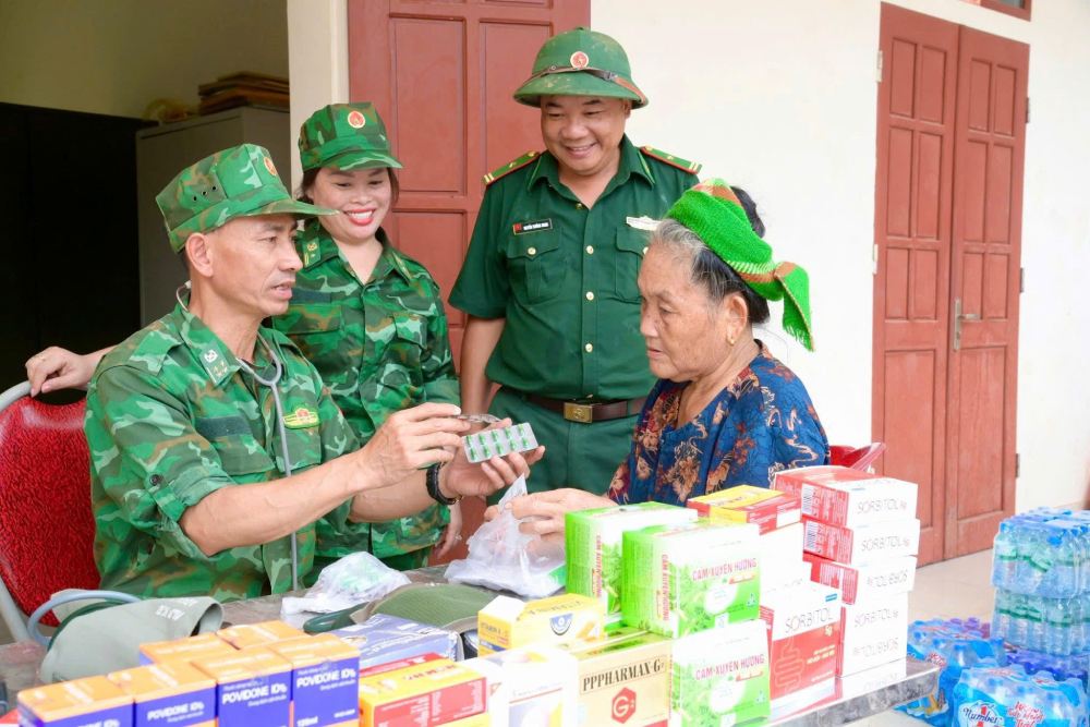 Luc luong Quan y Bo doi Bien phong tham kham, chua benh cho nguoi dan tai vung lu quet, xa My Ly, tinh Nghe An. Anh: BDBP