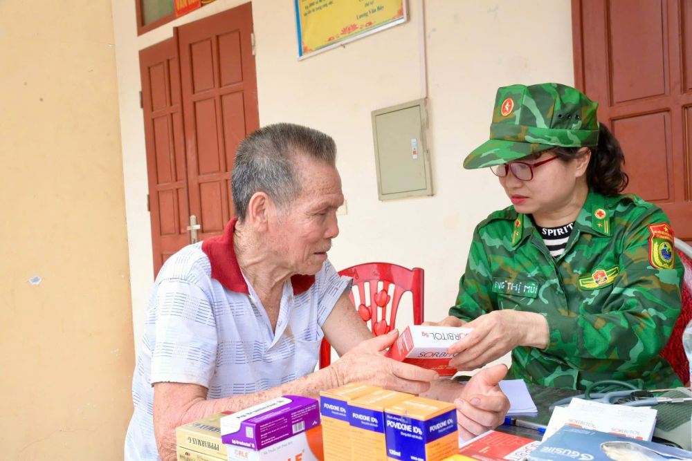 Doi tuong kham chua benh tap trung vao nguoi gia, tre em va cac gia dinh bi thiet hai nang, bi thuong trong mua lu. Anh: BDBP