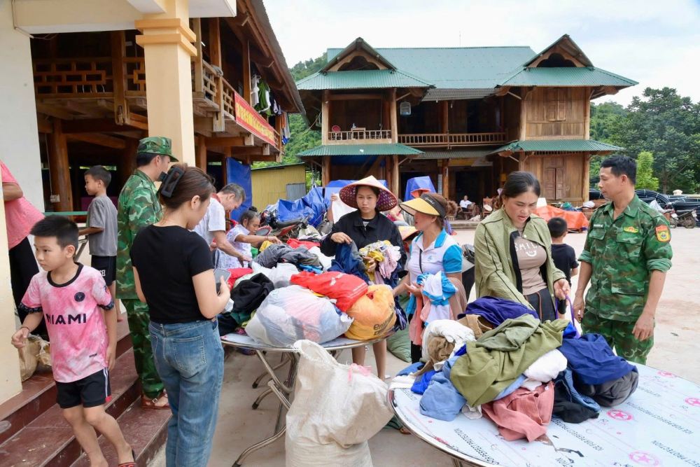 Bo doi Bien phong Nghe An cung luc luong chuc nang ho tro cac gia dinh bi anh huong do lu quet. Anh: BDBP