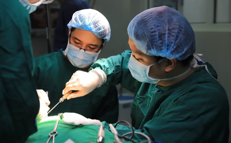 Late diagnosis has caused a high number of deaths from chronic diseases. In the photo is the doctor performing a surgery. Photo: Thuy Linh