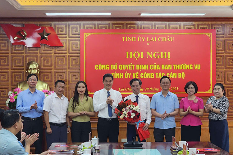 Lanh dao tinh Lai Chau chuc mung tan Pho Chanh van phong Tinh uy Nguyen Duc Thang. Anh: Do Manh