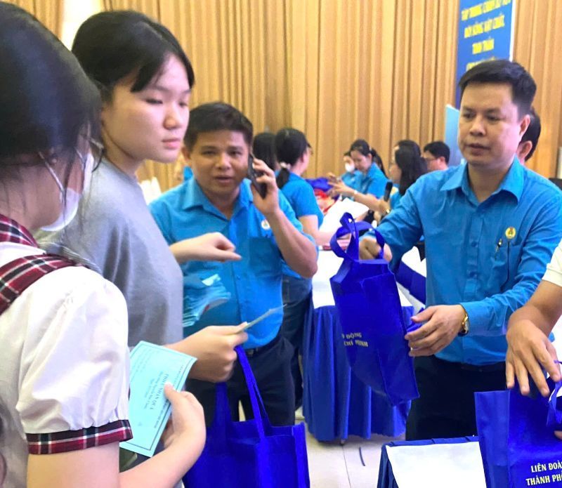 Ong Nguyen Cong Hai -Giam doc Nha khach Tong Lien doan, chi nhanh TPHCM - trao hoc bong, qua cho con cong nhan lao dong. Anh: Duc Long