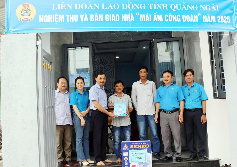 Tran Dai Thang 씨 - Quang Ngai 지방 노동 연맹 부위원장(왼쪽에서 세 번째)이 주택 건설 지원을 받은 조합원에게 선물을 전달하고 축하하기 위해 참석했습니다. 사진: Quang Ngai 노동 조합