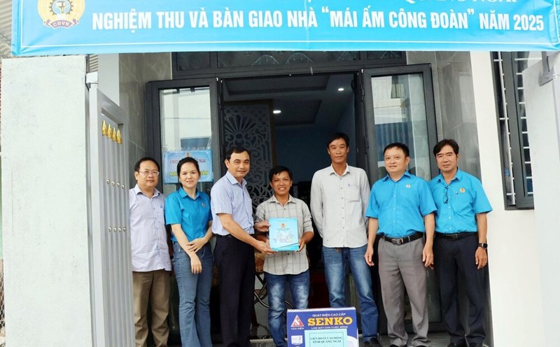 Mr. Tran Dai Thang - Vice President of the Quang Ngai Provincial Labor Federation (3rd, from left) - attended and presented gifts to congratulate union members on their support in building houses. Photo: Quang Ngai Trade Union
