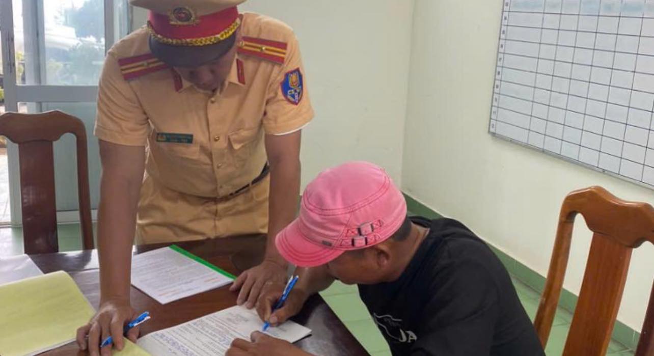La police de la circulation a sanctionne un bateau de tourisme transportant plus de personnes que prevu dans la baie de Cam Ranh. Photo : Police de la circulation de la province de Khanh Hoa