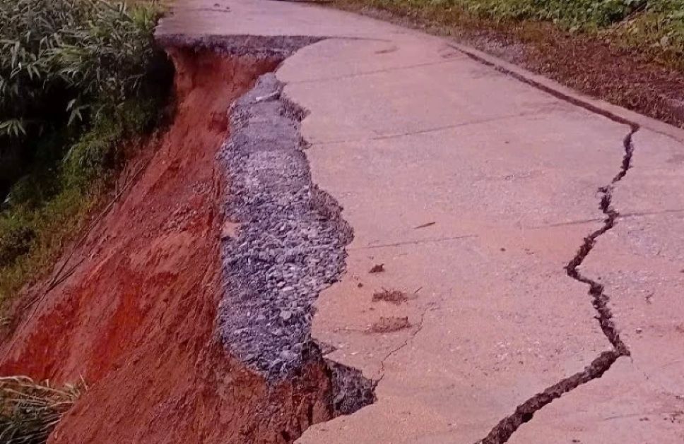 Hien truong tuyen duong bi sat lo. Anh: Hai Dang