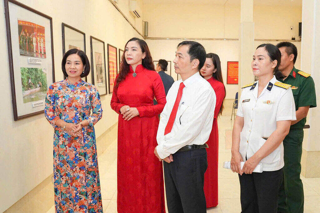 Trien lam anh – tu lieu “Uong nuoc nho nguon” tai Hai Phong. Anh: Cong TTDT TP Hai Phong