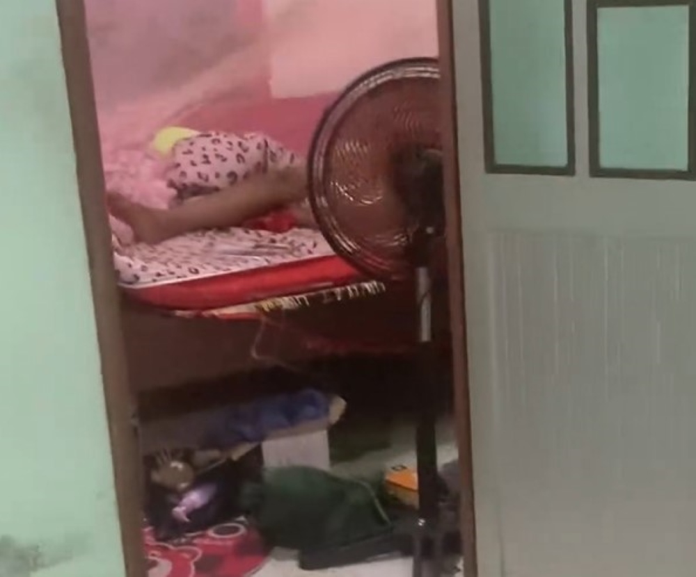 Đối tượng nằm ngủ trên giường bị chủ nhà về phát hiện. Ảnh: NDCC