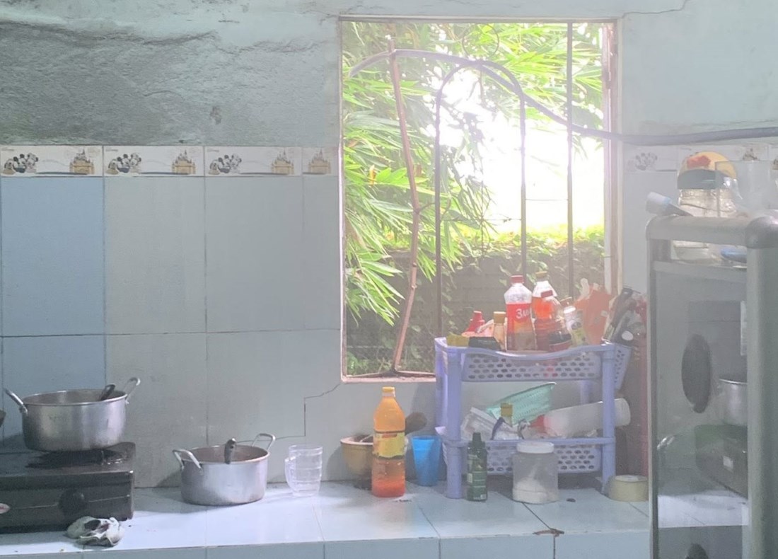 Khung cửa sổ tại khu vực bếp bị bẻ cong. Ảnh: NDCC