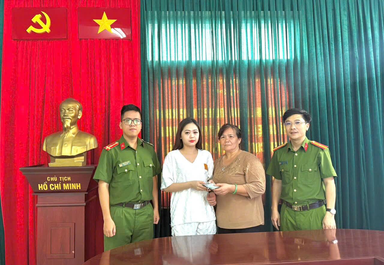 La policia de Hue apoya el regreso de la propiedad a la perdida. Foto: Tran Hong.