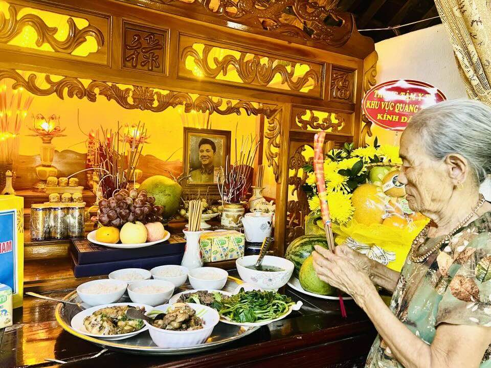 Dang mam com den huong linh liet si. Anh: Nguyen Hoai