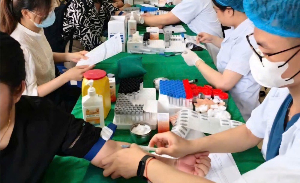 Selon le decret 188 il y a 5 cas ou l'assurance maladie est payee meme sans carte. Photo : Giang Linh