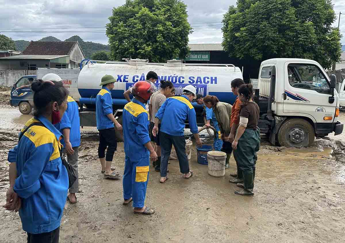 Nghe An 給水会社は、Con Cuong 村の洪水地域住民に給水するために浄水タンクを使用しました。写真:Quang Tien.