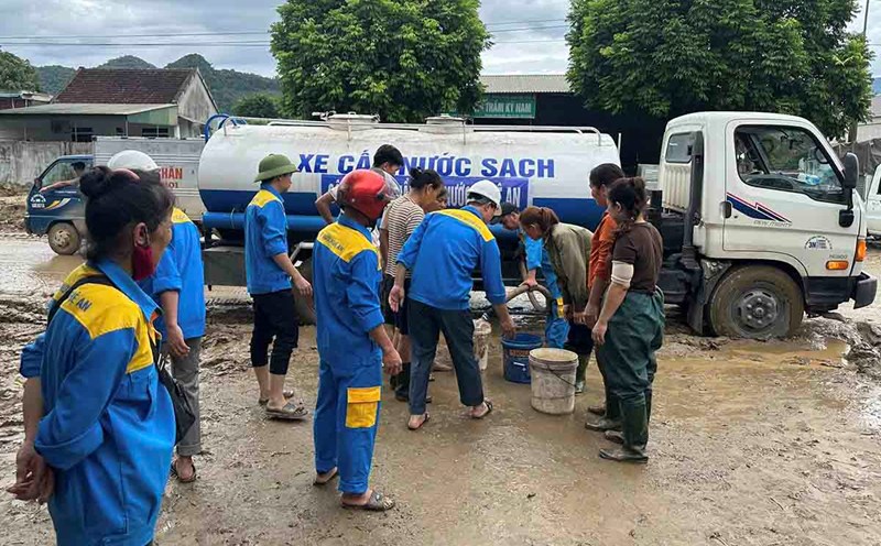 Nghe An Water Supply Joint Stock Company uses tanks to transport clean water to provide to people in flooded areas in Con Cuong commune. Photo: Quang Tien.