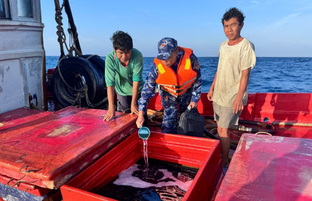 The fishing boat illegally carried more than 40,000 liters of DO oil.