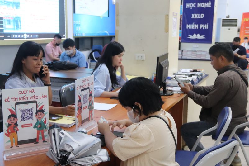 Los trabajadores de mediana edad en Hanoi lucharon por buscar nuevas oportunidades despues de perder sus trabajos. Foto: Nguyen Linh