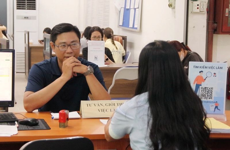 Anh Bui Duy Trinh tai Trung tam Dich vu viec lam Ha Noi. Anh: Nguyen Linh