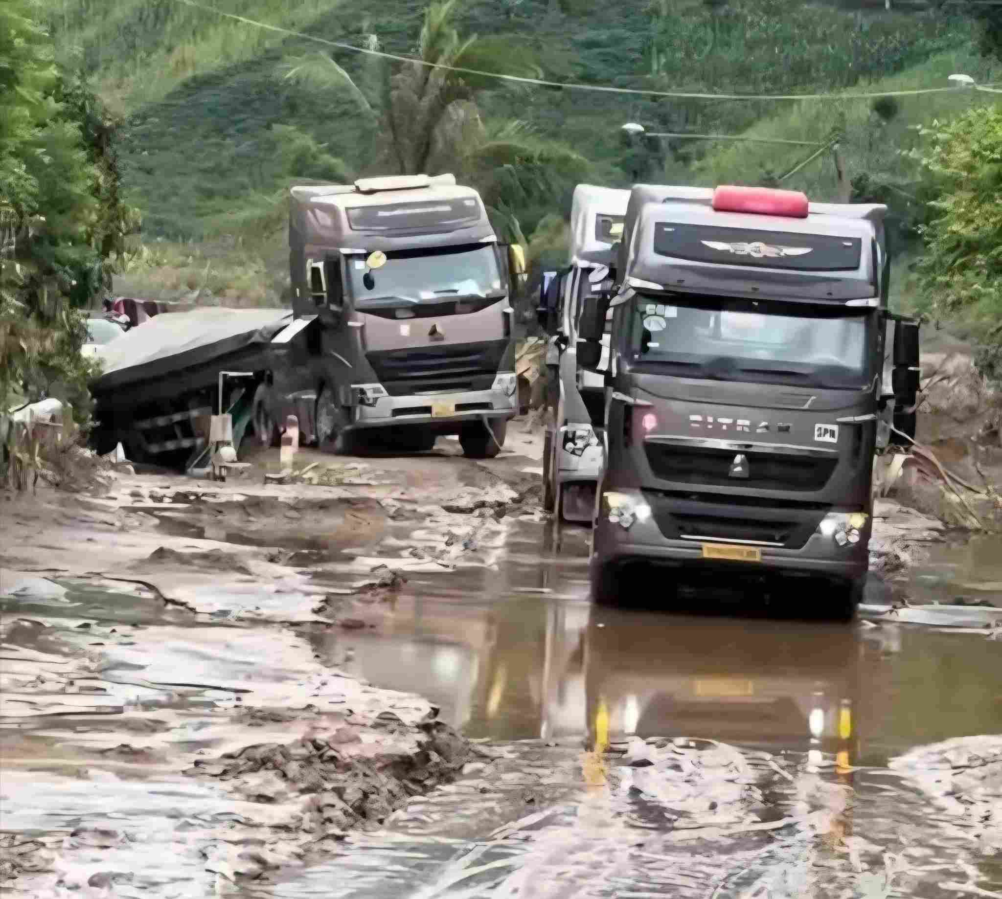 Mineral trucks traveling on the newly opened National Highway 7A are at high risk of causing landslides and affecting the circulation of relief vehicles for people in flooded areas. Photo: Ngoc Anh