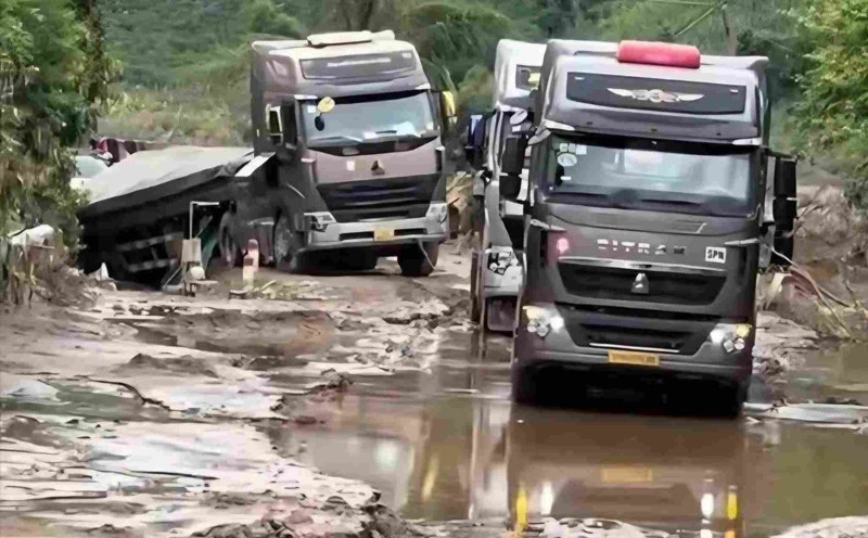 Mineral trucks traveling on the newly opened National Highway 7A are at high risk of causing landslides and affecting the circulation of relief vehicles for people in flooded areas. Photo: Ngoc Anh