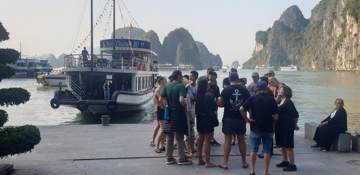 Un bateau de tourisme emmene les touristes visiter la grotte de Sung Sot dans la baie d'Ha Long. Photo : Nguyen Hung