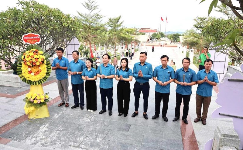 Ha Tinh Provincial Labor Federation offered incense to commemorate the heroic and martyr. Photo: Ha Tinh Trade Union