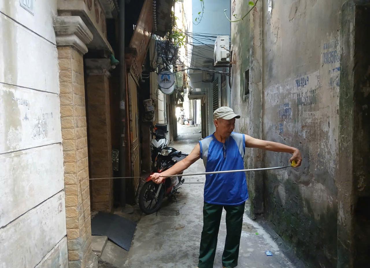 Vivant dans des ruelles etroites a Hanoï les habitants sont agites dans l'insecurite. Photo : Thanh Nhan