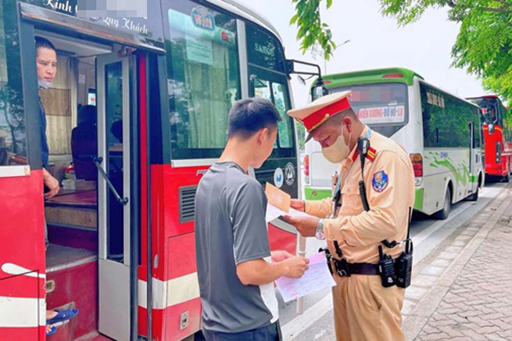 Hanoi Traffic Police handled nearly 200 cases of transportation violations. Photo: CAHN