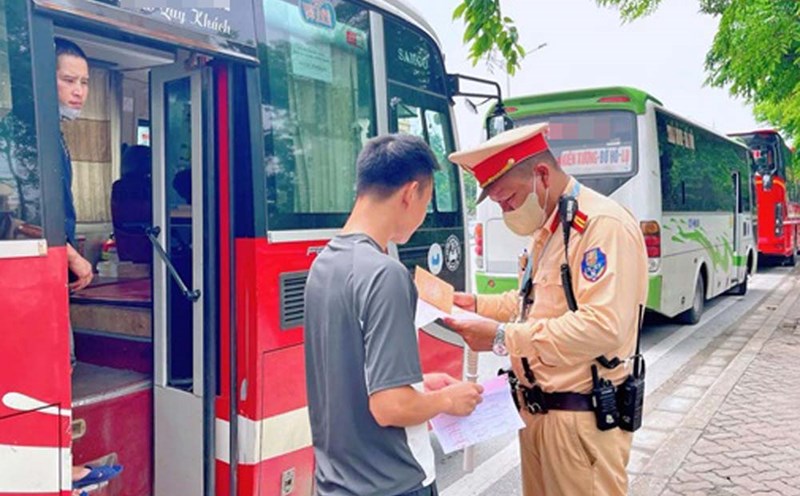 Hanoi Traffic Police handled nearly 200 cases of transportation violations. Photo: CAHN