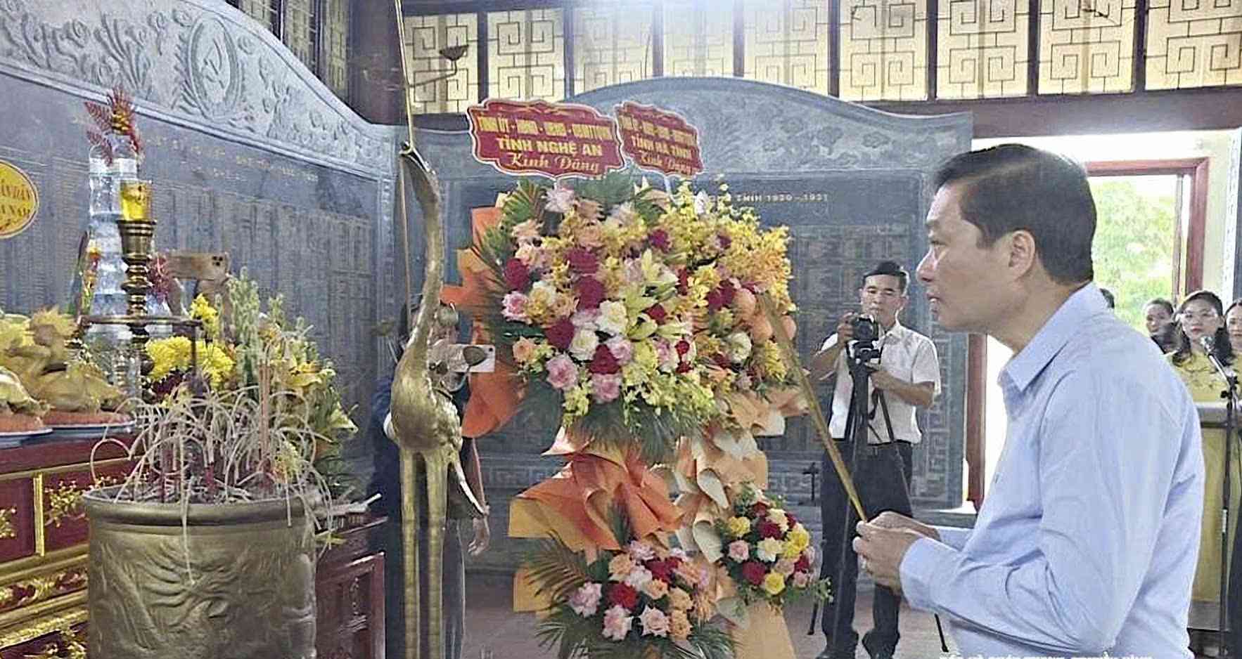 Le president du Comite populaire provincial de Nghe An Le Hong Vinh offre des fleurs et des bougies pour commemorer et rendre hommage aux heros martyrs de l'Armee sovietique de Nghe Tinh. Photo : Hoang Hieu