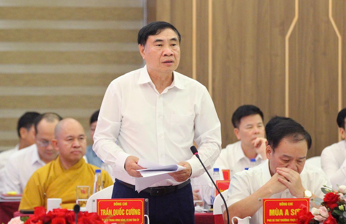 Ong Tran Quoc Cuong - Bi thu Tinh uy Dien Bien bao cao tai buoi lam viec. Anh: Thanh Binh