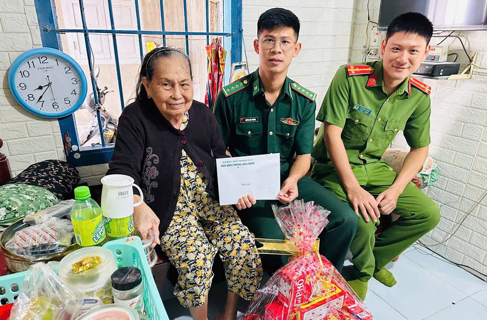 Cac Don Bien phong to chuc tham, tang qua cho cac gia dinh co cong voi cach mang. Anh: Van Hoan